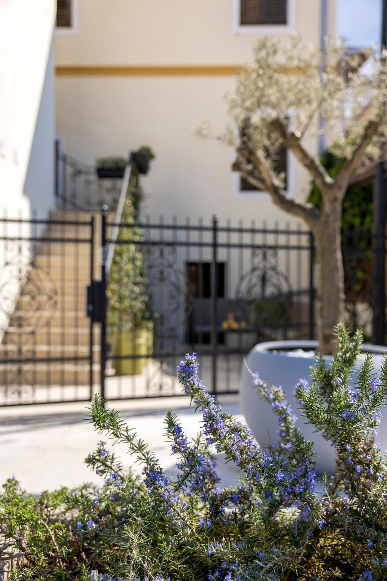The House Hotel Malinska Bagian luar foto