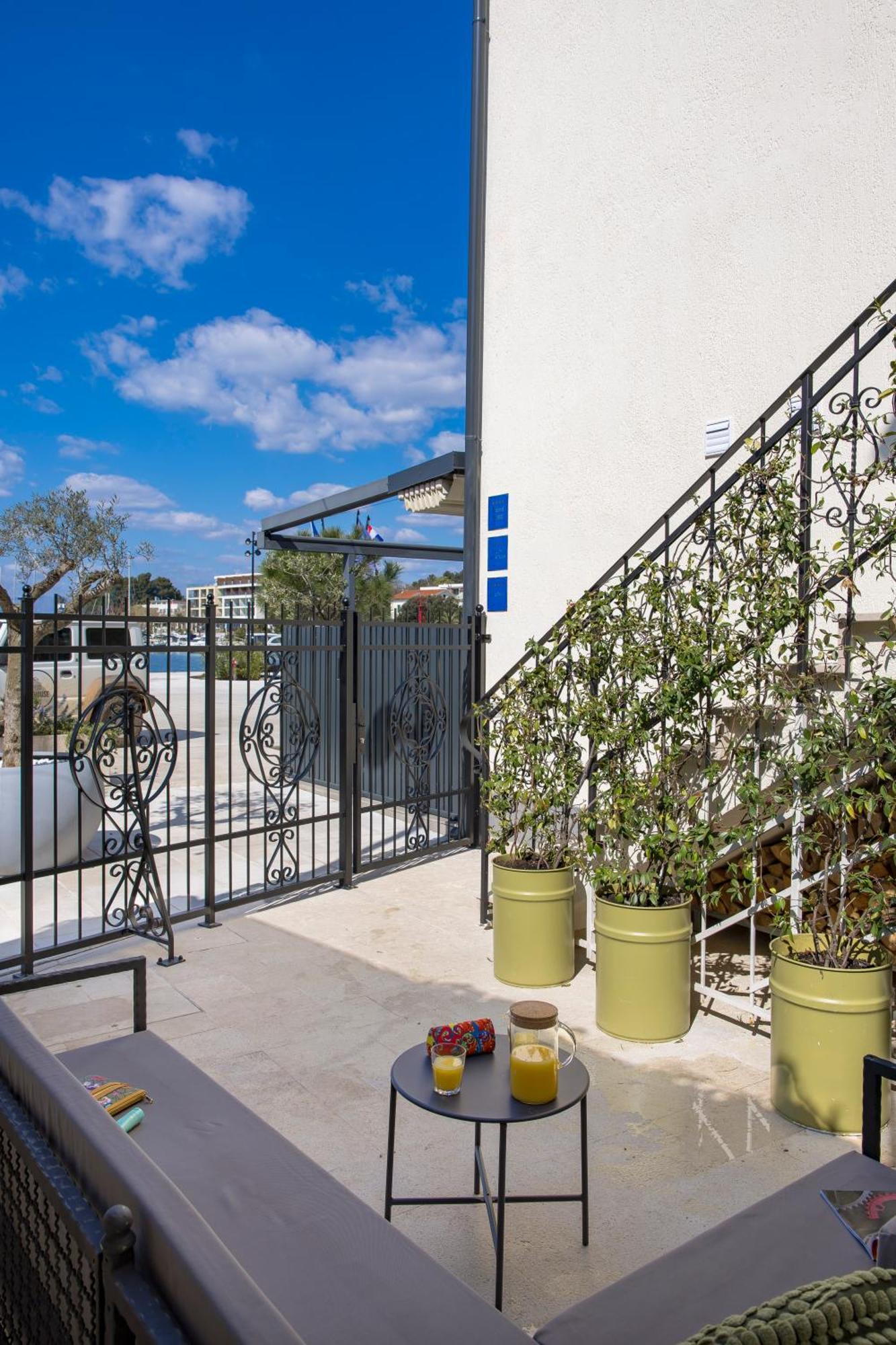The House Hotel Malinska Bagian luar foto