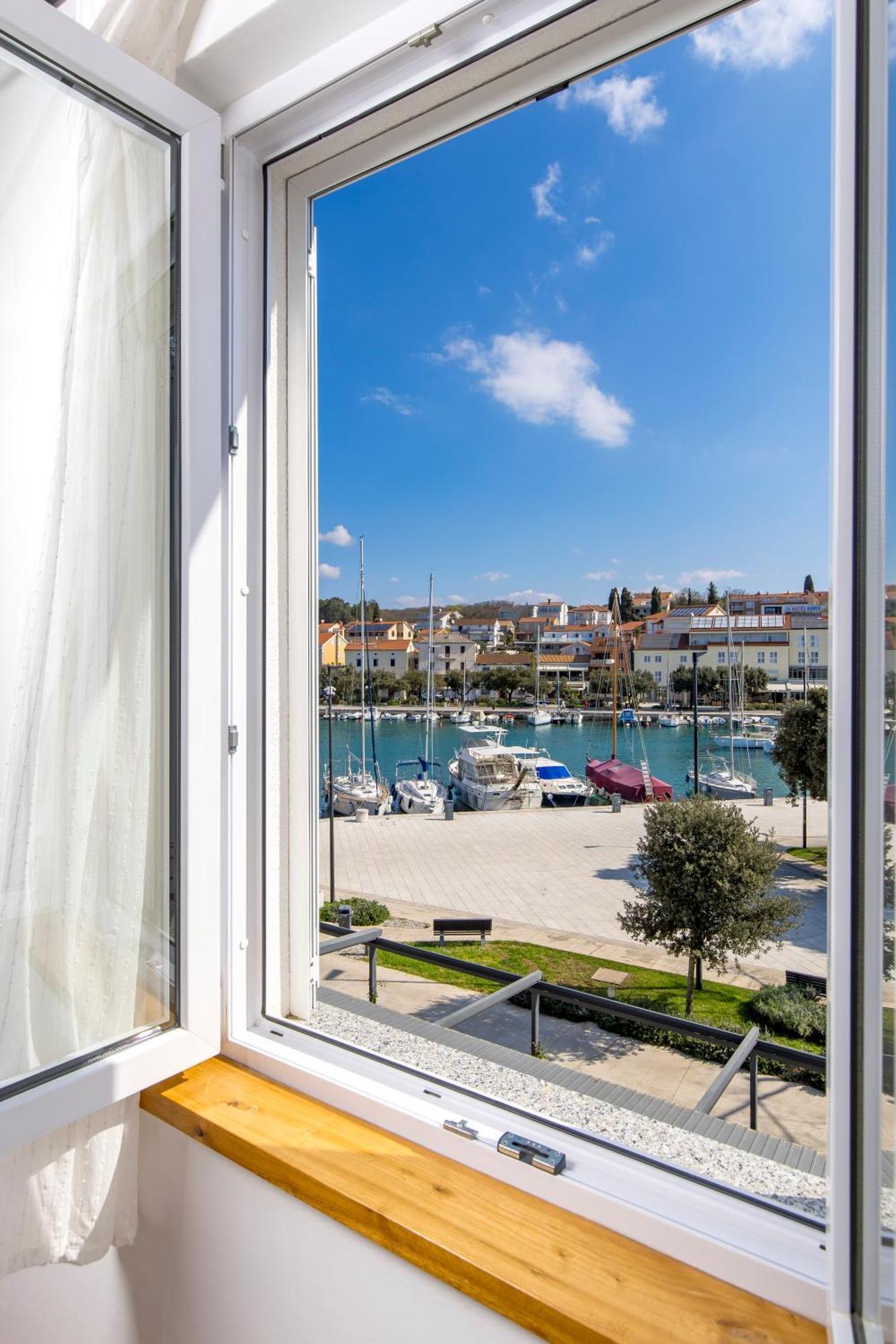 The House Hotel Malinska Bagian luar foto