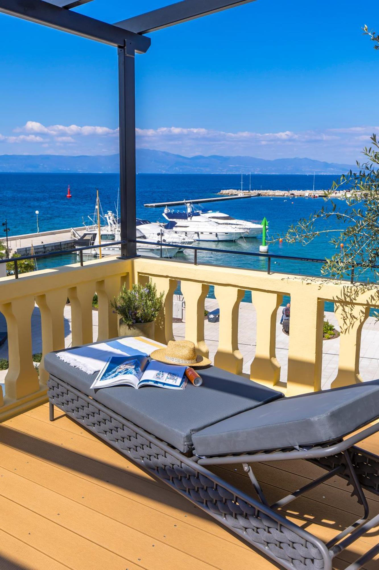 The House Hotel Malinska Bagian luar foto